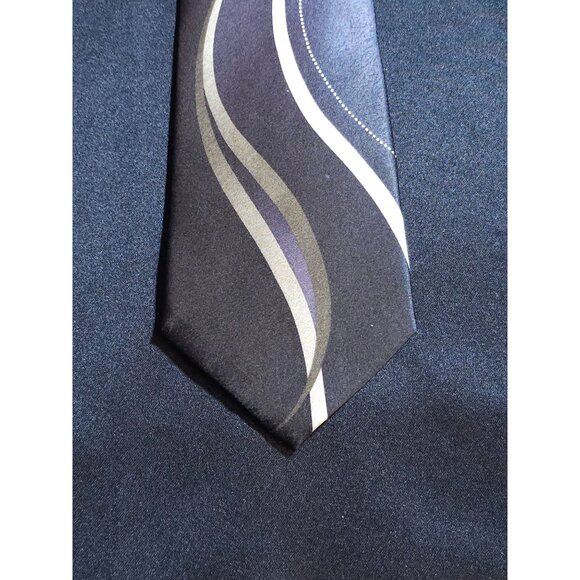 Elegant Pierre Cardin Men's Silk Tie With Modern Wave Pattern In Black & Gray - Picture 5 of 10